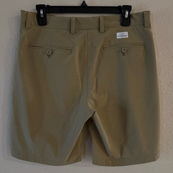 Vineyard Vines Performance Breaker Shorts Tan Flat Front Men’s Size 32 Waist - Picture 2 of 11